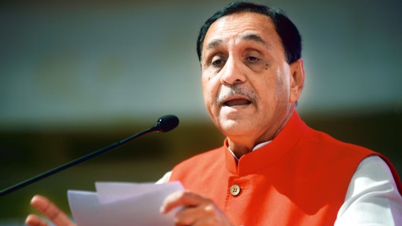 ભગવદ્ગોમંડલમાં જણાવ્યા અનુસાર રુપાણી અટક દશાશ્રીમાળી વાણિક, ખોજા, કણબી અને લોહાણામાં જોવા મળે છે. રુપાણી અટકનો અર્થ ઘણો રસપ્રદ થાય છે. 
