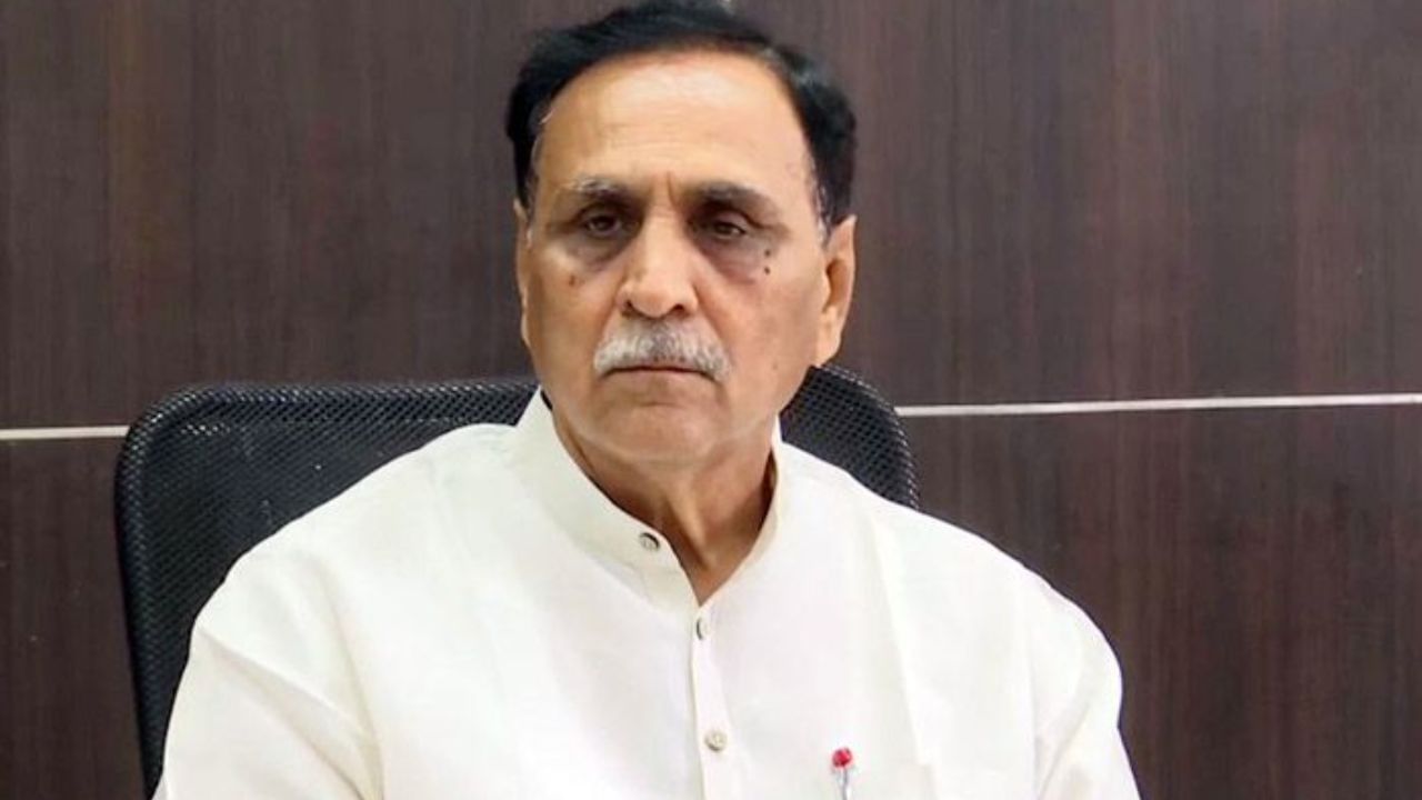 રુપાણી શબ્દ સંસ્કૃતમાંથી આવ્યો હોવાનું માનવામાં આવે છે. જેનો અર્થ "રૂપ"નો અર્થ સુંદરતા, સુંદર દેખાવ થાય છે. જ્યારે "આની/ની" નો અર્થ સ્ત્રીલિંગ પ્રત્યય અથ ઉપસર્ગ (જે આદર અથવા ઓળખ દર્શાવે છે. ) જેથી રુપાણી અટકનો શાબ્દિક અર્થ સ્વરુપ સાથેનો પરિવાર થાય છે. 