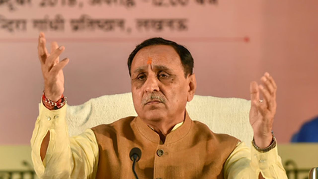 "રૂપાણી" અટક આ સમુદાયની ચોક્કસ શાખા અથવા પરિવારનો ઉલ્લેખ કરે છે. કેટલાક "રૂપાણી" પરિવારો પાકિસ્તાનના સિંધ પ્રાંતમાંથી પણ આવ્યા છે, ખાસ કરીને ભારત-પાકિસ્તાનના ભાગલા સમયે.