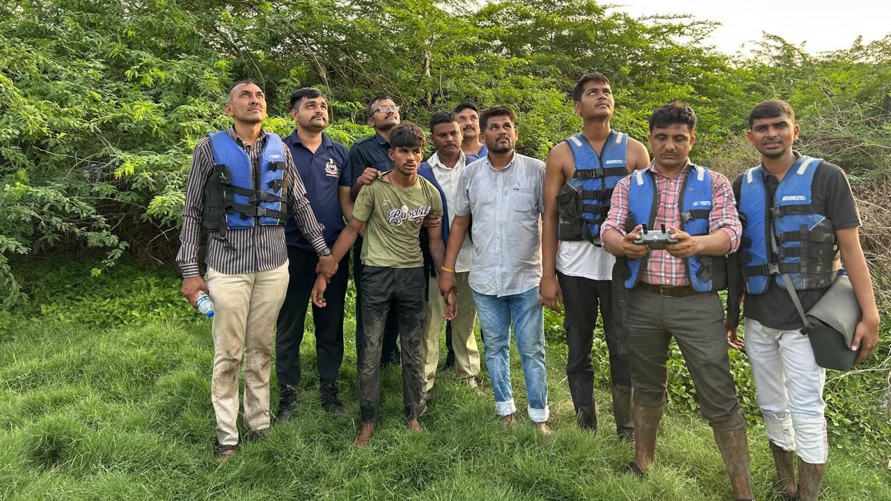 Surat : પોલીસથી બચવા તાપી નદીમાં કૂદયો આરોપી, ડ્રોનની મદદથી ટાપુ પરથી ઝડપી પડાયો, જુઓ Video