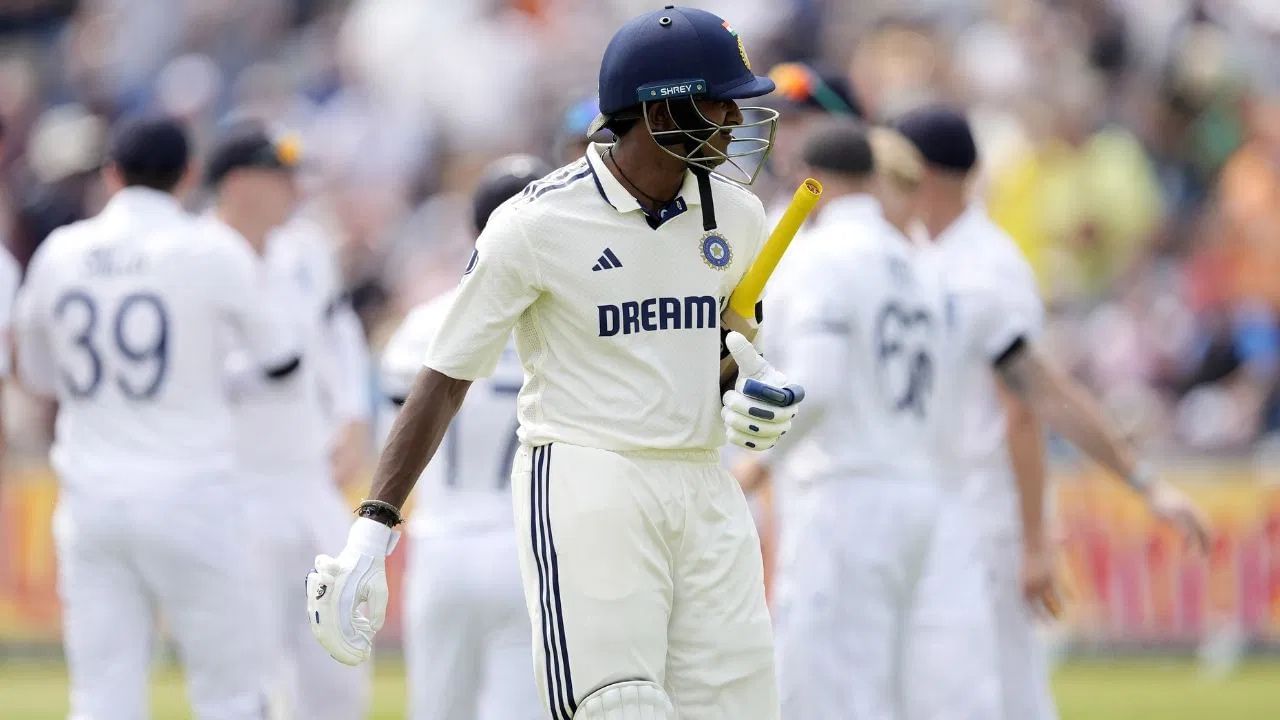 પરંતુ સાઈ સુદર્શનની ઈનિંગ ફક્ત ચાર બોલ સુધી મર્યાદિત રહી. બેન સ્ટોક્સનો એક બોલ તેના બેટની ધારથી વિકેટકીપર જેમી સ્મિથના ગ્લોવ્સમાં ગયો અને સુદર્શન ખાતું ખોલાવ્યા વિના પેવેલિયન પાછો ફર્યો હતો.