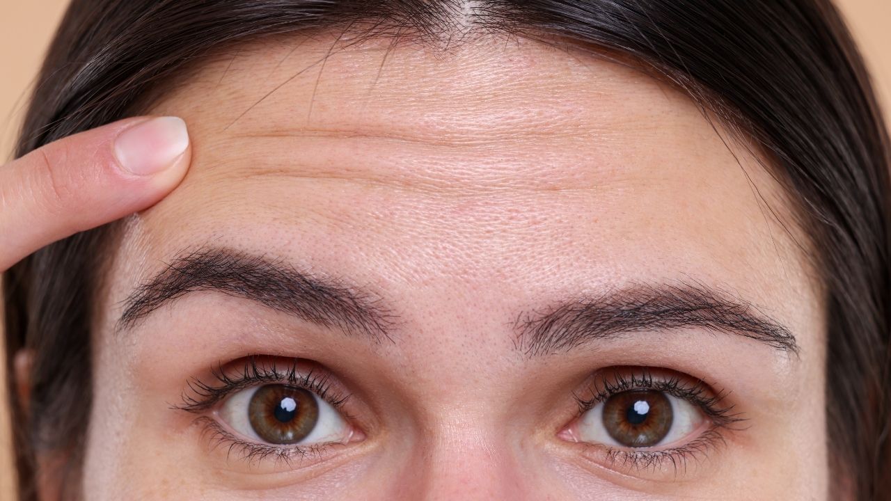 કપાળનો આકાર અને રેખાઓ (Forehead shape and lines) : મુખ સામુદ્રિક શાસ્ત્રમાં, કપાળનો આકાર અને તેના પરની રેખાઓ વ્યક્તિના ભવિષ્ય, બુદ્ધિ અને વિચારવાની ક્ષમતા દર્શાવે છે. પહોળું અને સ્પષ્ટ કપાળ ઉચ્ચ બુદ્ધિ અને સ્પષ્ટ વિચારસરણીનું પ્રતીક માનવામાં આવે છે. જો કપાળ પરની આડી રેખાઓ સ્પષ્ટ હોય, તો તે વ્યક્તિની આયોજિત જીવનશૈલી અને અનુભવોને પ્રતિબિંબિત કરે છે. બીજી બાજુ, વધુ પડતી રેખાઓ માનસિક તાણ અથવા મૂંઝવણ દર્શાવે છે.