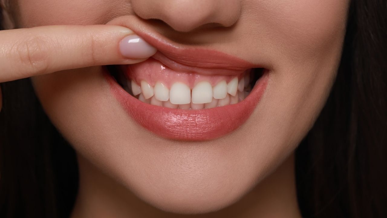 હોઠ અને દાંતની રચના (Lips and teeth analysis) : હોઠ વ્યક્તિની વાણી, લાગણીઓ અને પ્રેમ સાથે સંકળાયેલા છે. જાડા હોઠ સહાનુભૂતિ અને ઉદારતા દર્શાવે છે, જ્યારે પાતળા હોઠ વ્યવહારિકતા અને સાવધાની દર્શાવે છે. સમુદ્ર શાસ્ત્રમાં દાંતનો આકાર અને સ્થિતિ પણ મહત્વપૂર્ણ છે - સીધા અને સ્વચ્છ દાંત સંતુલિત જીવનશૈલીનું પ્રતીક છે, જ્યારે અનિયમિત દાંત જીવનમાં સંઘર્ષ અને અવરોધો દર્શાવે છે.