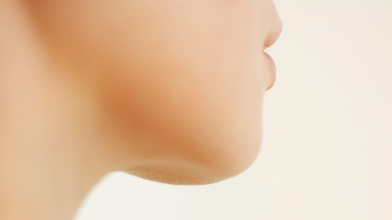 જડબાની રેખાનો(Chin and jawline): જડબાની રેખાનો આકાર વ્યક્તિની ઇચ્છાશક્તિ, આત્મવિશ્વાસ અને નિર્ણય લેવાની ક્ષમતાને પ્રતિબિંબિત કરે છે. ગોળાકાર Chin ધરાવતા લોકો સૌમ્ય અને મિલનસાર હોય છે, જ્યારે અગ્રણી રામરામ દૃઢનિશ્ચયી અને આત્મવિશ્વાસુ વ્યક્તિઓનું પ્રતીક છે. પહોળી jawlineની રેખા શક્તિ, હિંમત અને મજબૂત વિચારોનું પ્રતીક છે.