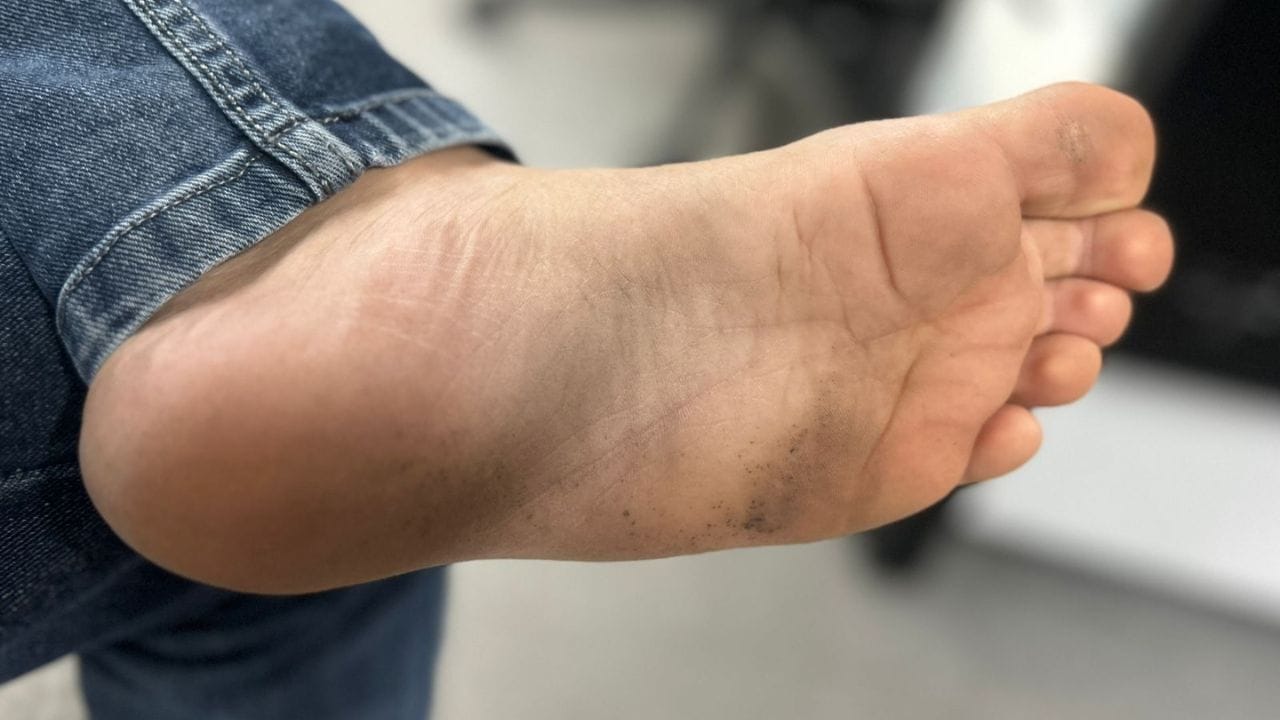 જેમ હાથની હથેળીઓ આપણા વ્યક્તિત્વ અને જીવન વિશે ઘણી બાબતો પ્રગટ કરે છે, તેવી જ રીતે, પગના તળિયા દ્વારા વ્યક્તિના ઘણા છુપાયેલા રહસ્યો પ્રગટ થઈ શકે છે. તો આજે સામુદ્રિક શાસ્ત્રમાં, આપણે આચાર્ય ઇન્દુ પ્રકાશ પાસેથી પગના તળિયાના રંગ વિશે શીખીશું.