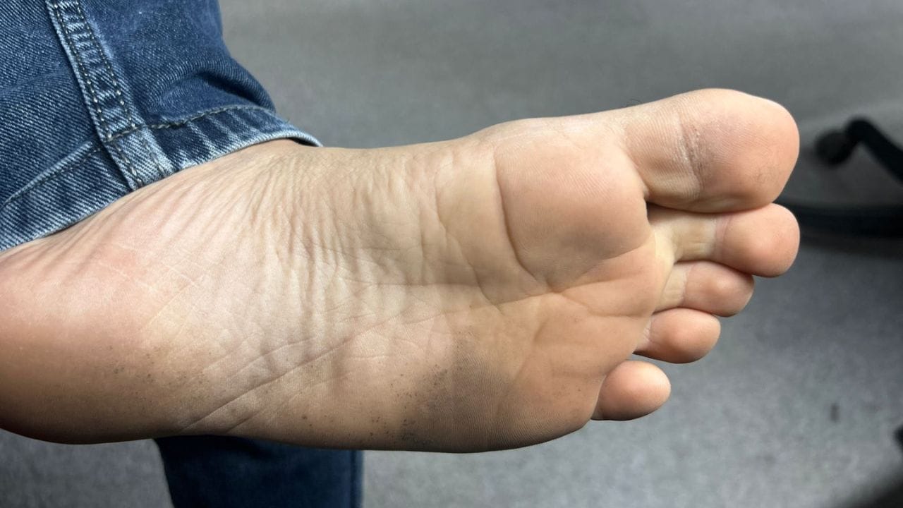 સામુદ્રિક શાસ્ત્ર અનુસાર, પગલ સફેદ તળિયાવાળા લોકો મજા-પ્રેમાળ હોય છે. તેઓ બીજાનું ઓછું સાંભળે છે અને પોતાના મન પ્રમાણે કામ કરે છે. આ રંગના તળિયાવાળા લોકો ડ્રગ્સના વ્યસની હોય છે, જેના કારણે તેમને ધાર્મિક ક્ષેત્રમાં લગભગ કોઈ રસ હોતો નથી. આ લોકો કોઈપણ પ્રકારની ધાર્મિક કે સામાજિક પ્રવૃત્તિઓમાં ભાગ લેવાનું ટાળે છે. તેમને પાપ અને પુણ્ય સાથે કોઈ લેવાદેવા નથી. આવા લોકોનું જીવન સમાજ અને તેમના પરિવાર માટે પીડાદાયક હોય છે.