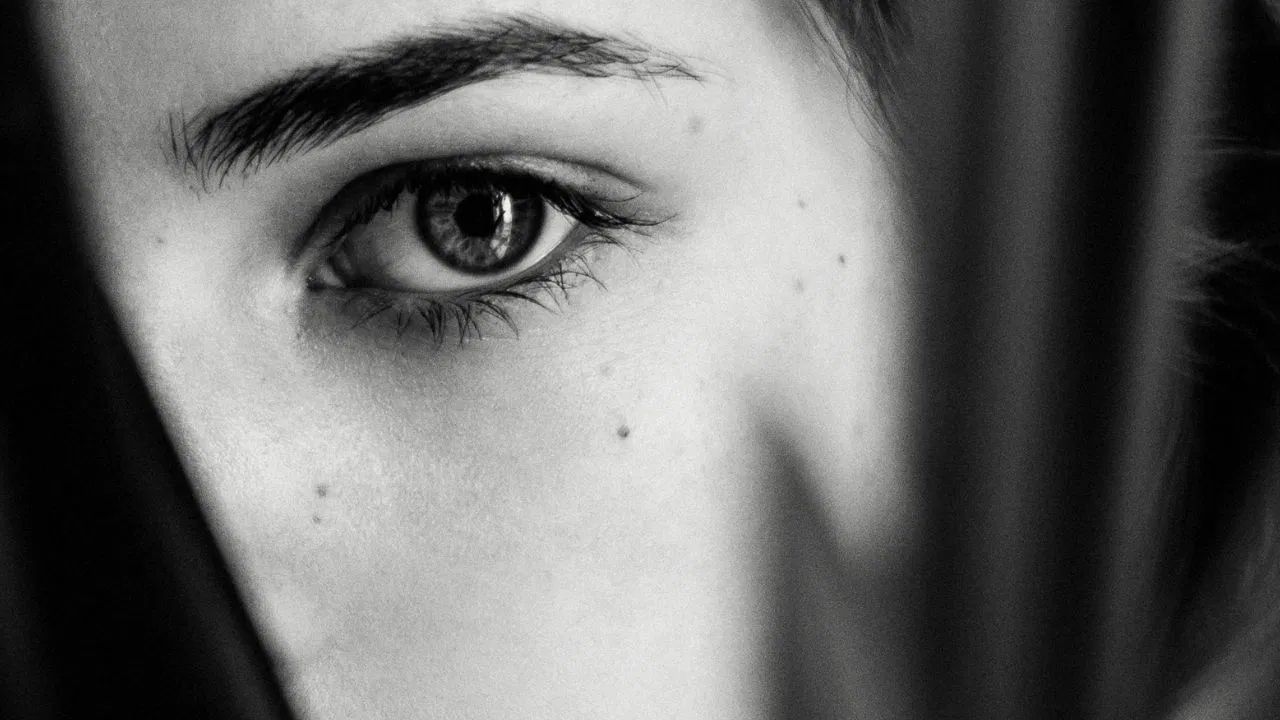 જો કોઈ વ્યક્તિની ડાબી આંખ પર તલ હોય તો તેને પણ વૈવાહિક અને પ્રેમ જીવનમાં પરેશાનીઓનો સામનો કરવો પડી શકે છે. લગ્ન પછી જીવનસાથી સાથે ઘણીવાર વિવાદો ઊભા થઈ શકે છે. પ્રેમ જીવનમાં પણ ઉથલપાથલ રહેવાની શક્યતા રહે છે. ઘણીવાર તેઓ ઘરના વાતાવરણમાં ગુસ્સો કરી બેસે છે, જેના કારણે તેમના ઈમેજ પર પણ નકારાત્મક અસર પડી શકે છે.