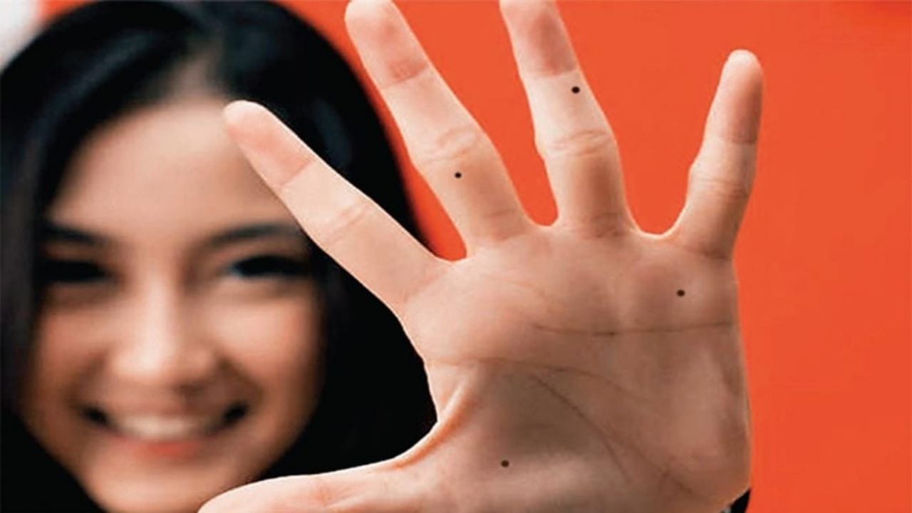 સામુદ્રશાસ્ત્ર અનુસાર જો કોઈના હાથની નાની આંગળીના મૂળભાગે તલ હોય તો તેમને પ્રેમ અને વૈવાહિક જીવનમાં તકલીફો આવી શકે છે. હાંલાં કે આ જગ્યા પર તિલ હોવું આર્થિક દૃષ્ટિએ શુભ માનવામાં આવે છે, પણ સંબંધોમાં સંતુલન જાળવી રાખવામાં લોકોને મુશ્કેલી આવતી હોય છે.