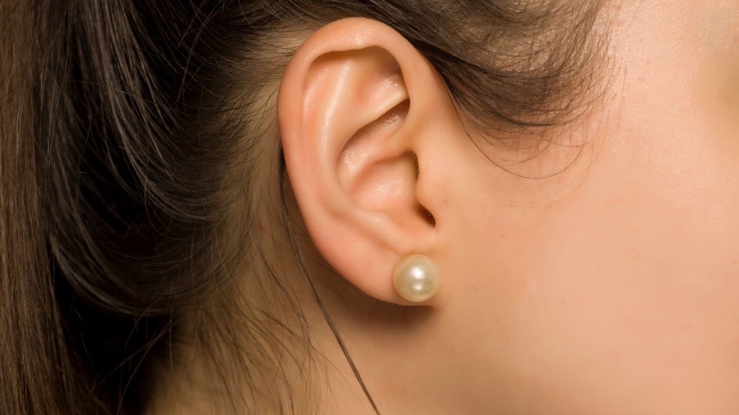 ઘણા લોકોના કાન લાંબા કરતાં પહોળા હોય છે. સામુદ્રિક શાસ્ત્ર અનુસાર, આવા કાન ધરાવતા લોકોનું નસીબ ખૂબ જ સારું હોય છે. તેમને દરેક પ્રકારની સુખ-સુવિધાઓ, સંપત્તિ, નામ, ખ્યાતિ, બધું ખૂબ જ સરળતાથી મળી જાય છે. આ લોકોના ઘરની તિજોરીમાં ક્યારેય પૈસાની કમી હોતી નથી. તેથી, આવા લોકોના ઘરમાં ગરીબી ક્યારેય વધતી નથી.