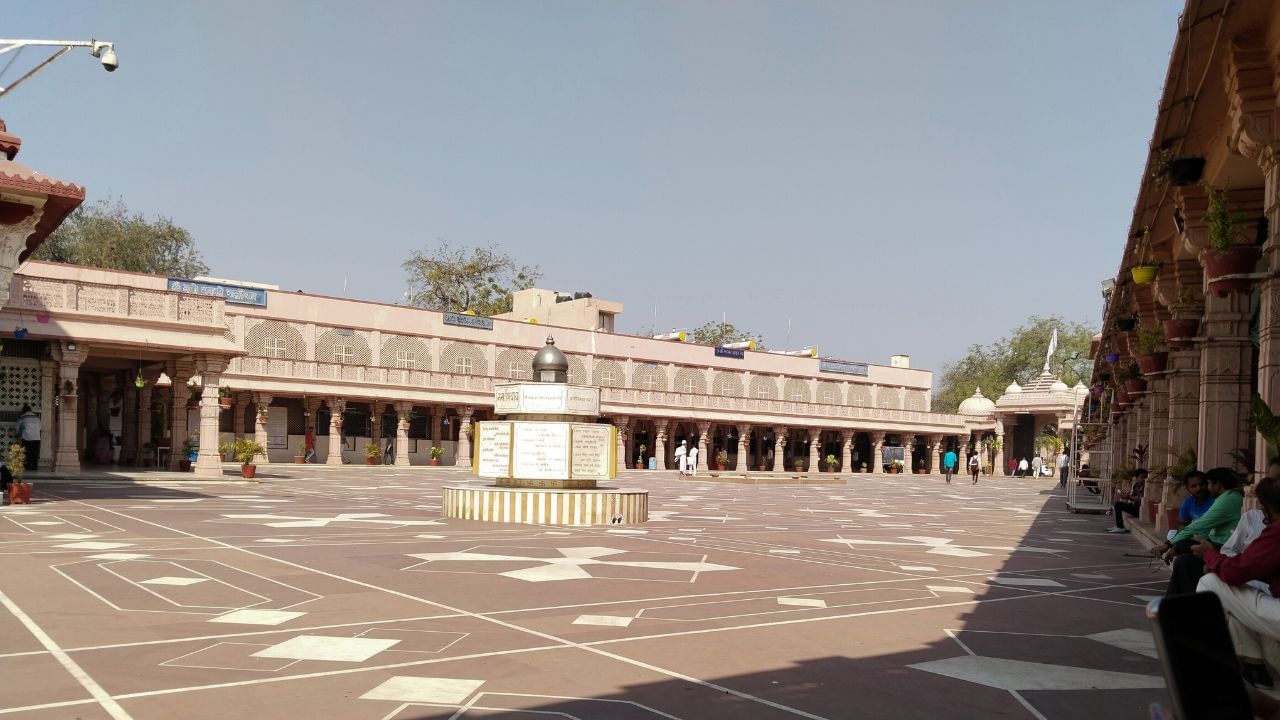 નડીઆદ શહેરમાં આવેલા સંતરામ મંદિરને ગુજરાતના પ્રસિદ્ધ અવધૂત સંત સંતરામ મહારાજ સાથે જોડવામાં આવે છે. અહીં કોઈ પરંપરાગત દેવી-દેવતાની પ્રતિમાઓ સ્થાન પામેલી નથી. મંદિરમાં સંતરામ મહારાજની સમાધિ આવેલ છે અને ત્યાં સતત પ્રગટેલી અખંડ જ્યોત ભક્તો માટે શ્રદ્ધાનો મુખ્ય કેન્દ્રબિંદુ બની છે.