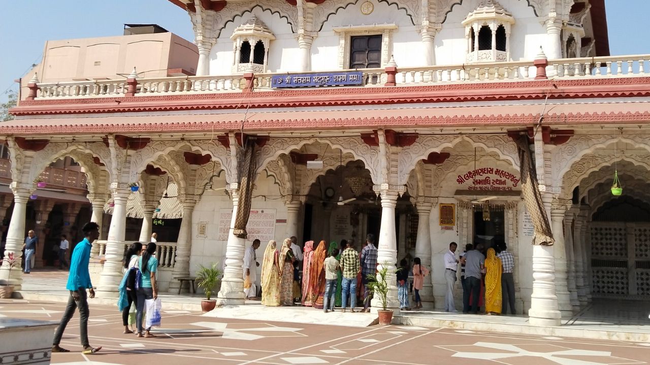 સંતરામ મહારાજ એક અવધૂત પરમહંસ સંત હતા. તેઓએ જીવનભર નિર્વિકાર જીવન જીવી, કોઈપણ જાતનું વૈભવ સ્વીકાર્યું નહિ. મહારાજ નડીયાદ આવ્યા ત્યારે લોકકલ્યાણની ભાવના સાથે લોકોમાં નૈતિકતા, ભક્તિ અને સેવાભાવ વિકસાવવાનો સંદેશ આપ્યો.તેઓએ જાતિ-પાતિના ભેદને ત્યજી, સર્વ જનમાટે આશ્રય આપી સાધનાનો માર્ગ બતાવ્યો.