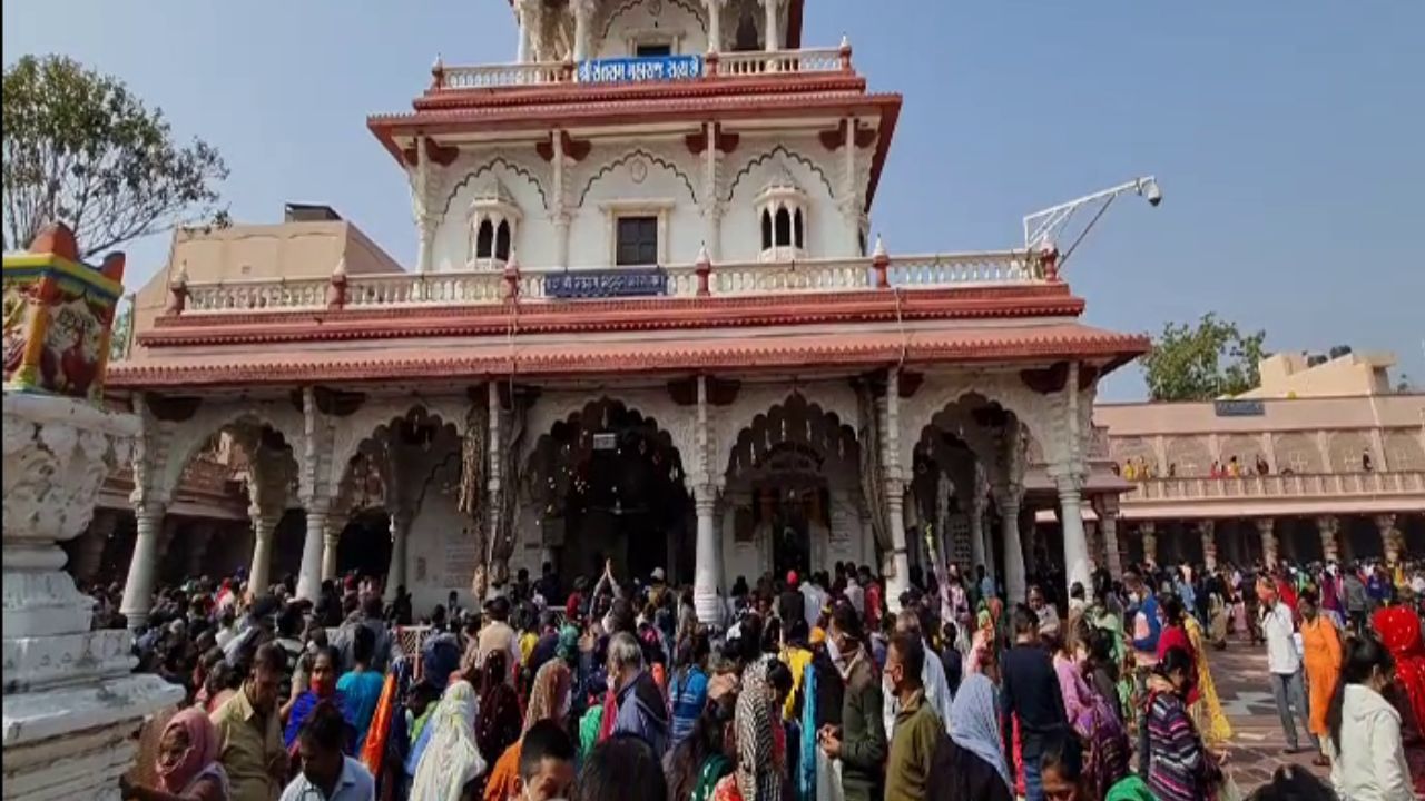 મહા સુદ પૂર્ણિમાના દિવસે, જે સંતરામ મહારાજના નિર્વાણ દિન તરીકે ઓળખાય છે, તે સમયે મંદિર પ્રાંગણમાં દર વર્ષે મોટો મેળો ભરાય છે. તે ઉપરાંત, પોષ મહિનાની પૂર્ણિમાને લોકો પોતાના બાળકોને બોલવાની શક્તિ મળે તેવી શુભેચ્છા સાથે માનતા રૂપે બોર ઉછાળે છે.