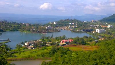 સાપુતારા ભારતના ગુજરાત રાજ્યમાં આવેલું એક સુંદર હિલ સ્ટેશન છે, જે તેની હરીયાળી, પ્રાકૃતિક દ્રશ્યો અને મનોહર ધોધ માટે ઓળખાય છે. એવું માનવામાં આવે છે કે તેનું નામ સ્થાનિક આદિવાસી સંસ્કૃતિ અને આર્બર (વૃક્ષારોપણ) પરંપરાથી પ્રેરિત છે. ઇતિહાસમાં આ સ્થળ મહાભારત યુગ સાથે પણ સંકળાયેલું માનવામાં આવે છે, જેના કારણે તેનું સાંસ્કૃતિક મહત્વ પણ ઊંડું છે. (Credits: - Wikipedia)