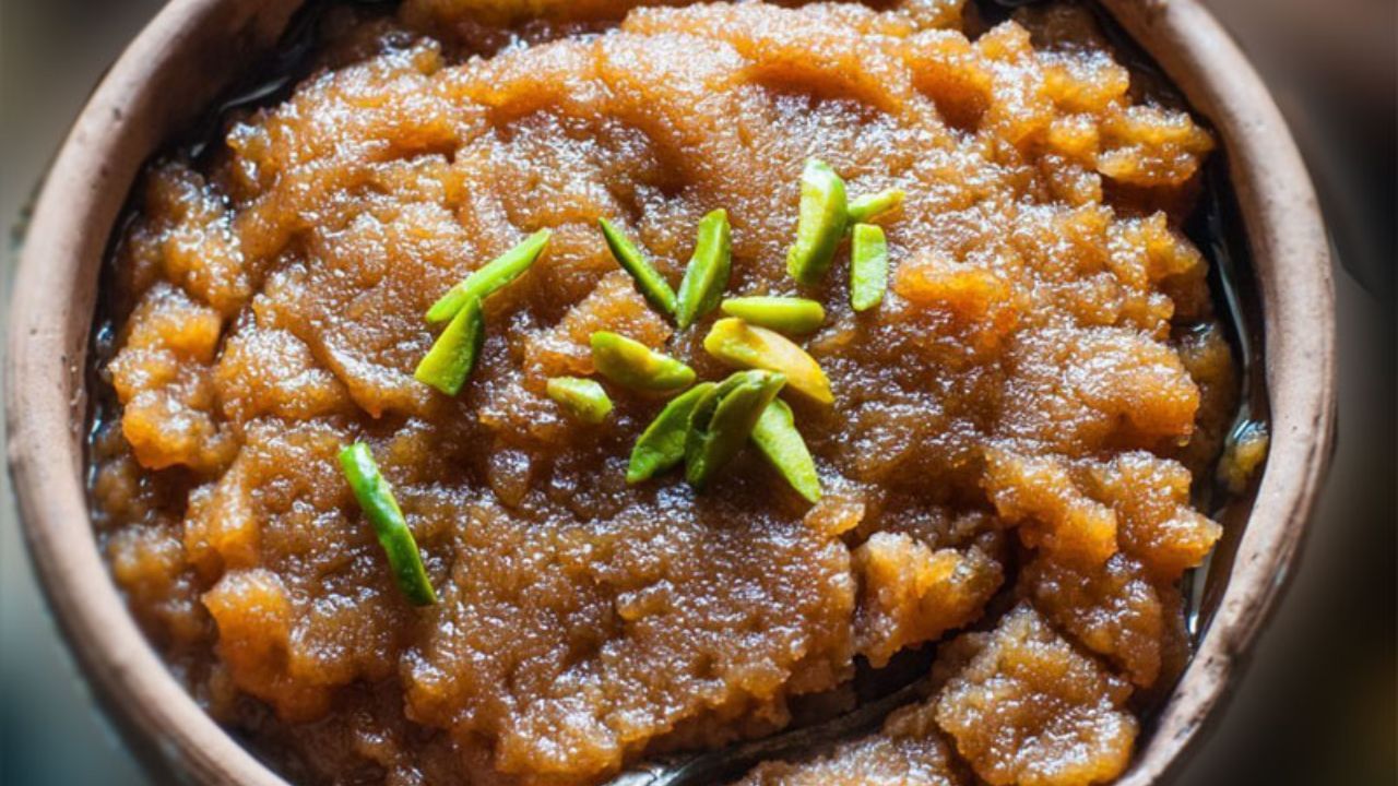 અળસીનો હલવો બનાવવા માટે એક પેનમાં અળસીને ધીમા તાપે સોનેરી રંગના થાય ત્યાં સુધી તેને શેકી લો. હવે અળસીના બીજ ઠંડા થાય ત્યારે તેને મિક્સરમાં બારીક પીસી લો. પરંતુ ધ્યાન રાખો કે અળસી સંપૂર્ણપણે પાઉડર ન બની જાય.