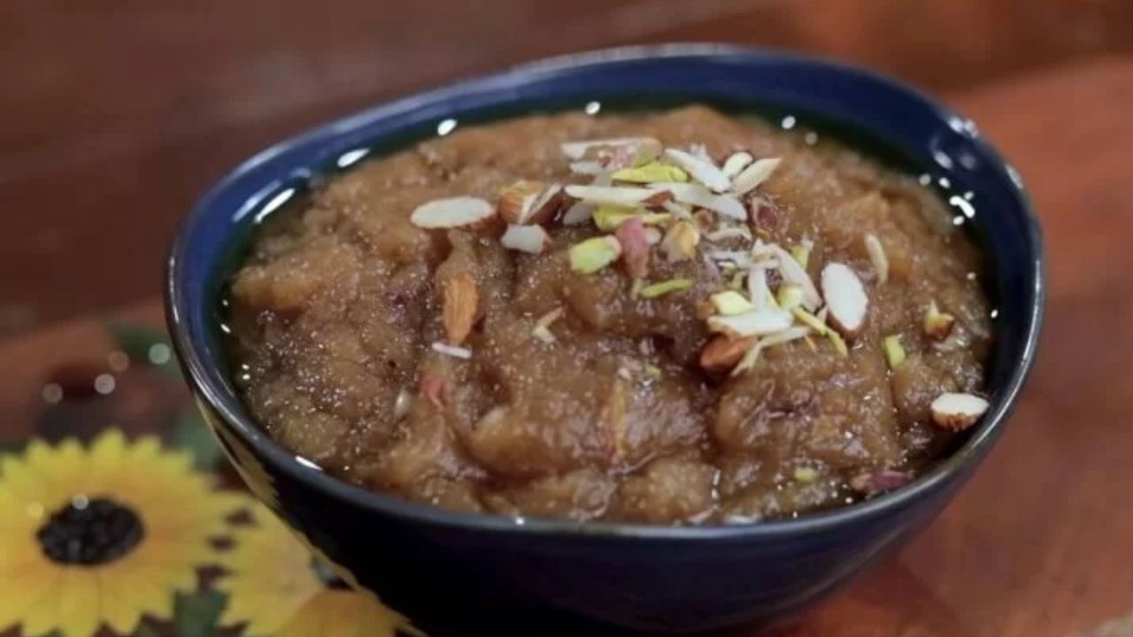હવે એક પેનમાં 1 ચમચી ઘી ગરમ કરો. તેમાં ઘઉંનો લોટ અથવા ઓટ્સનો લોટ ઉમેરી તેને પણ ધીમા તાપે સતત હલાવતા રહો જ્યાં સુધી સોનેરી રંગનો ન થાય. જ્યારે લોટમાંથી સુગંધ આવે ત્યારે તેને એક પ્લેટમાં કાઢી લો.
