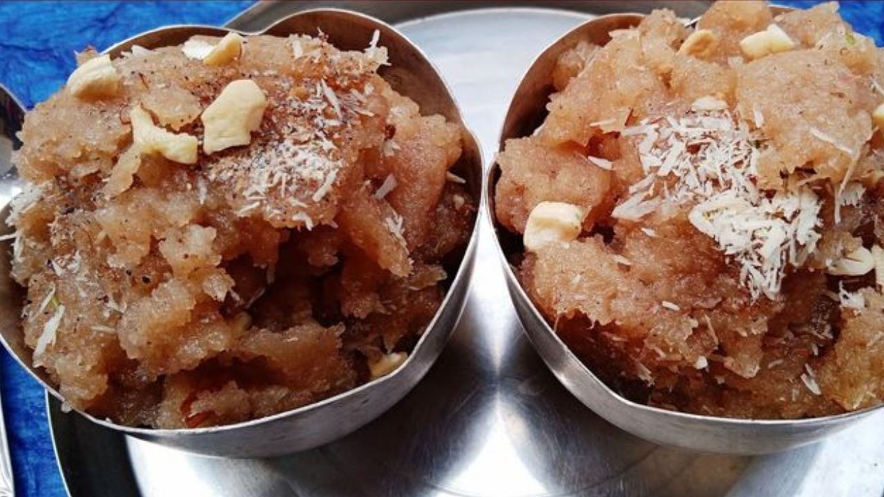 હવે શેકેલા લોટને પાછું પેનમાં નાખો અને તરત જ તેમાં બરછટ પીસેલા અળસીના બીજને ઉમેરો. તેને સારી રીતે મિક્સ કરો જેથી કોઈ ગઠ્ઠો ન રહે. મિશ્રણ ઘટ્ટ થાય ત્યાં સુધી સતત હલાવતા રહો.