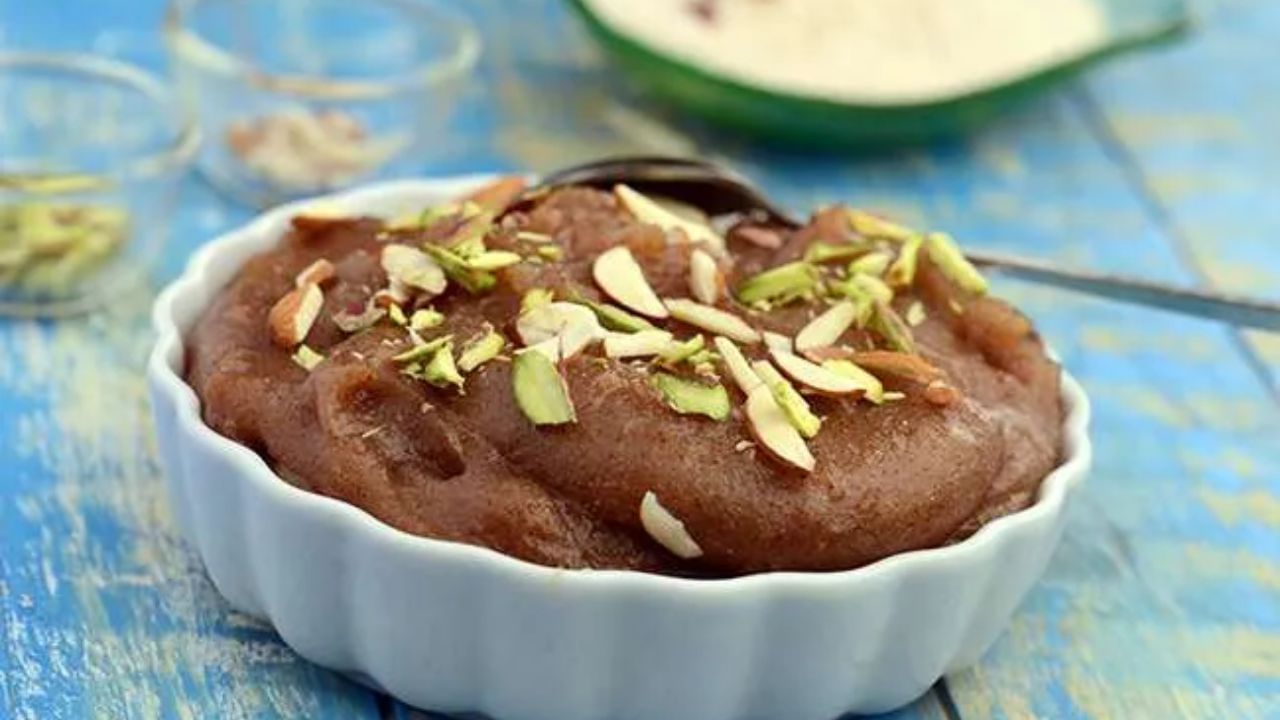 મિશ્રણ ઘટ્ટ થઈ જાય એટલે ગેસ બંધ કરી દો. તેમાં એલચી પાવડર ઉમેરો અને સારી રીતે મિક્સ કરો. ત્યારબાદ તમામ સુકામેવા ઉમેરી મિક્સ કરી બરાબર હલાવી લો. ત્યારબાદ તમે અળસીના હલવાને પીરસી શકો છો.