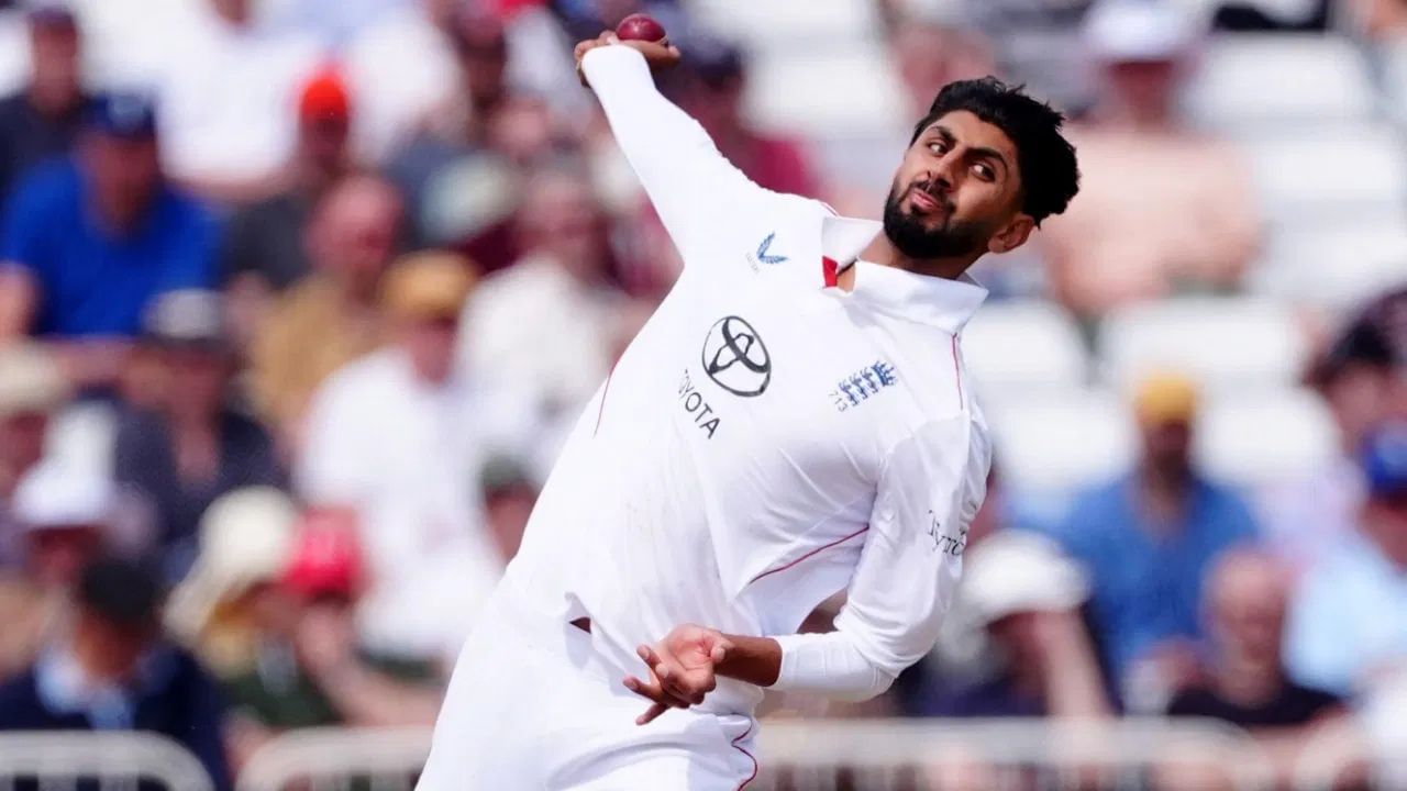 બશીરે ઈંગ્લેન્ડ માટે 16 ટેસ્ટ મેચોમાં 36.69ની સરેરાશથી 58 વિકેટ લીધી છે, જ્યારે ફર્સ્ટ ક્લાસમાં 31 મેચોમાં 77 વિકેટ લીધી છે. T20માં, તેણે 7 મેચોમાં 24.33ની સરેરાશથી 6 વિકેટ, જ્યારે લિસ્ટ A માં 8 મેચોમાં 3 વિકેટ લીધી છે. (All Photo Credit : PTI / GETTY / X)