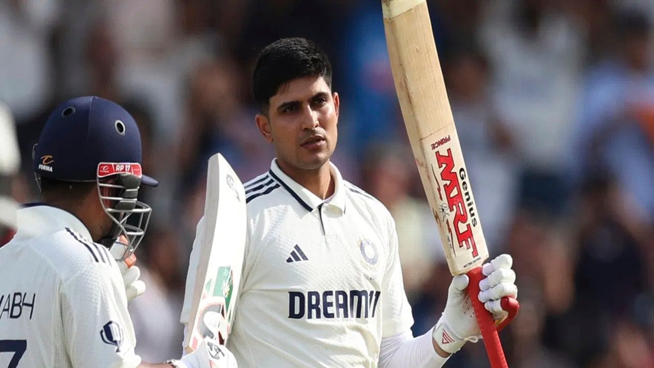 ટીમ ઈન્ડિયાના નવા કેપ્ટન શુભમન ગિલે ઈંગ્લેન્ડ સામે ટેસ્ટ સીરિઝની પહેલી જ ટેસ્ટમાં શાનદાર સદી ફટકારી હતી. આ સદીમાં શુભમનની બેટિંગ સ્કિલની સાથે તેણી બેટનું મહત્વપૂર્ણ યોગદાન હતું. પરતું શું તમે જાણો છો ગિલ કઈ બેટથી રમે છે અને તેની કિંમત શું છે?