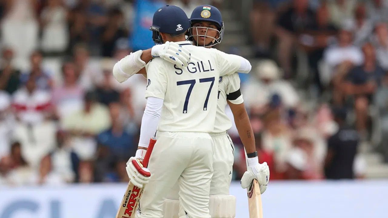 શુભમન ગિલના બેટની કિંમત જેટલી પણ હોય, તેનાથી તેની બેટિંગ સ્કિલમાં કોઈ ખાસ ફરક પડતો ન થી. ભારતીય કેપ્ટન હાલમાં જોરદાર ફોર્મમાં છે. કેપ્ટન બનતાની સાથે જ તેણે ઈંગ્લેન્ડ સામે સદી ફટકારી જે ખરેખર મોટી વાત છે. (All Photo Credit : PTI)
