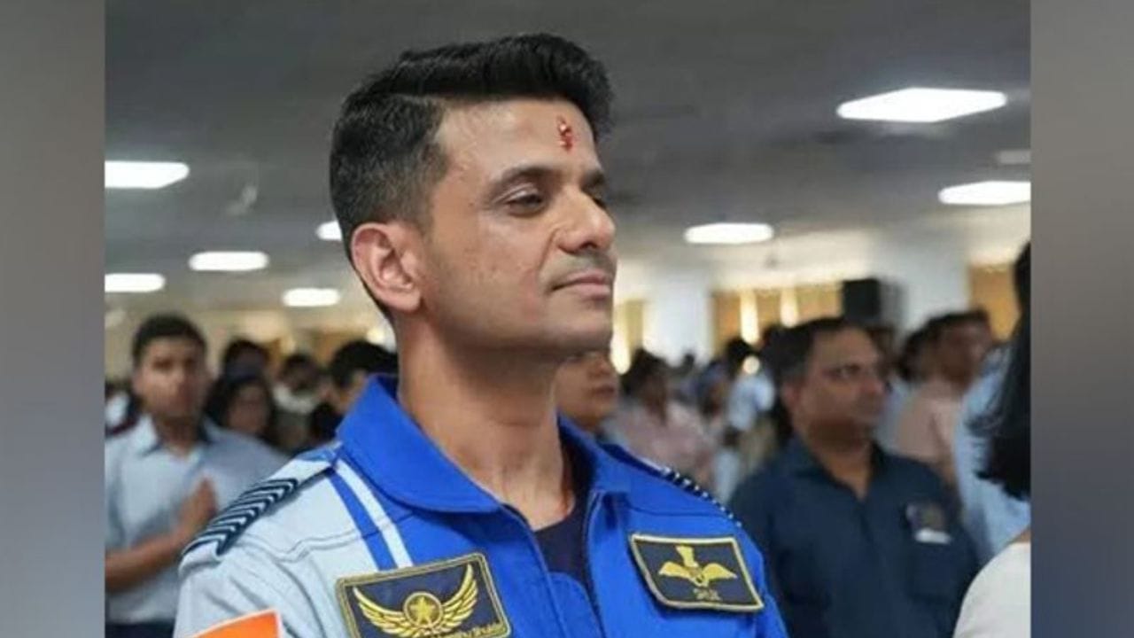 શુક્લ અટક પ્રાચીન વૈદિક કાળની છે. આ અટક યજુર્વેદની પરંપરાના બ્રાહ્મણોએ અપનાવી હતી. વેદોની એક શાખા યજુર્વેદ છે, જે ધાર્મિક વિધિઓ અને યજ્ઞોના નિયમોનું વર્ણન કરે છે.