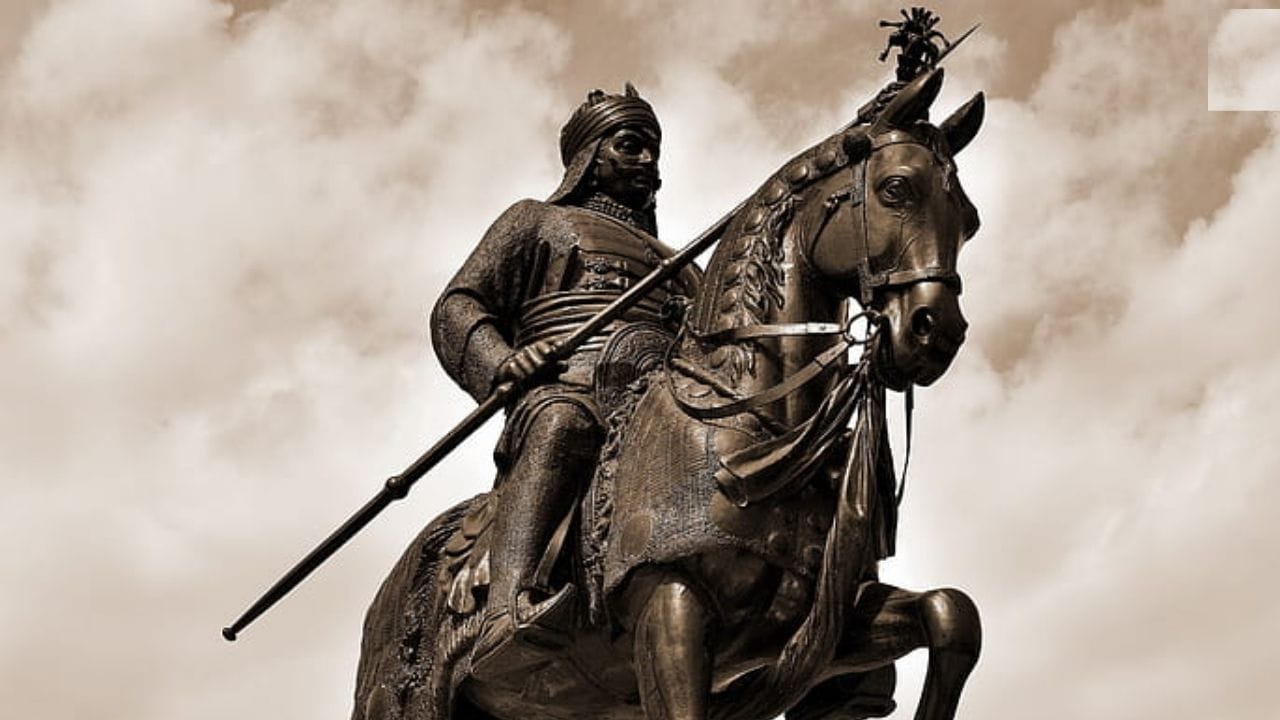 ભારતમાં વિવિધ ધર્મ, જ્ઞાતિના લોકો વરસવાટ કરે છે. ત્યારે વ્યક્તિના નામ પાછળ એક ખાસ ઉપનામ લખવામાં આવે છે તેને અટક કહેવાય છે. મોટાભાગના લોકોને અટકનો ઈતિહાસ અને અર્થથી અવગત હોતા નથી. 