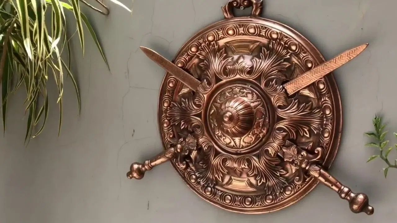 સોલંકી રાજવંશ ભારતમાં ખાસ કરીને ગુજરાત, રાજસ્થાન અને તેની આસપાસના વિસ્તારના પ્રદેશમાં શાસન કર્યું હતું. મૂળરાજ સોલંકી આ વંશના પ્રથમ શાસક હતા. જેમણે 10મી સદીના અંતમાં ગુજરાત પર શાસન શરુ કર્યું હતું.