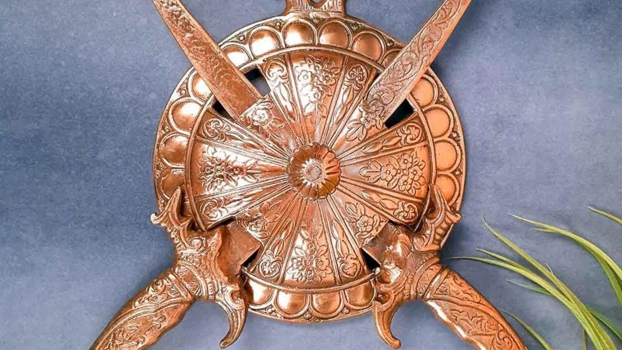 સોલંકી અટક ભારતમાં જાણીતી છે. સોલંકી અટક ધરાવતા લોકો જનરલ કેટેગરી, અનુસુચિત જાતિ અને ઓબીસીમાં પણ આવે છે.