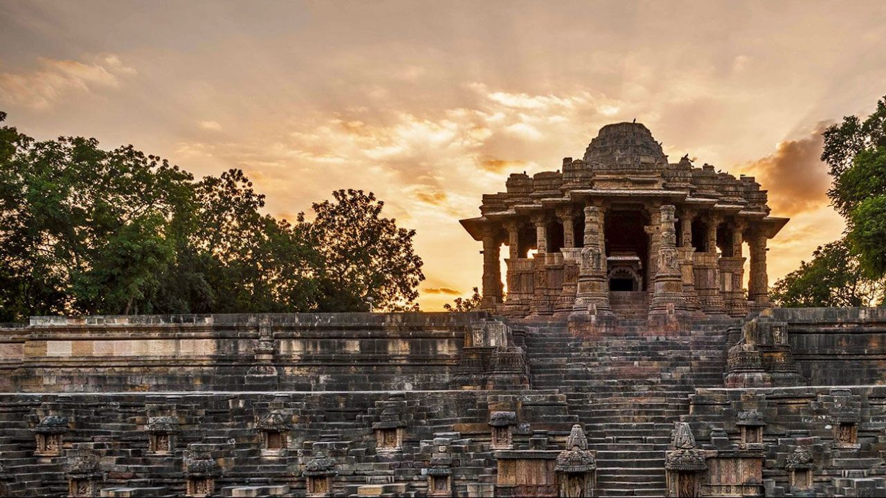 સોલંકી રાજવંશના શાસનકાળમાં કલા, મંદિર નિર્માણ અને સાંસ્કૃતિક વિકાસ થયો. જેમણે મોઢેરાનું સૂર્ય મંદિરનું પણ નિર્માણ કર્યું હતુ. સોલંકી અટકના લોકો ગુજરાત, રાજસ્થાન, મધ્ય પ્રદેશ અને ઉત્તર પ્રદેશમાં જોવા મળે છે.