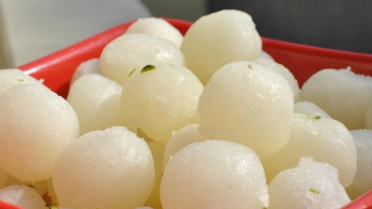 સફેદ રસગુલ્લા ઘણા લોકો દ્વારા પસંદ કરવામાં આવે છે. જો દૂધ ફાટી જાય તો તમે તેનો ઉપયોગ રસગુલ્લા બનાવવા માટે કરી શકો છો. આ માટે દૂધને નિચોવીને બધુ પાણી કાઢી લો અને પછી તેને સારી રીતે મેશ કરો. જેથી તે સંપૂર્ણપણે સ્મૂધ થઈ જાય અને આ સમય દરમિયાન તેમાં એક ચમચી ઘી ઉમેરો અને પછી તેમાંથી નાના રસગુલ્લા બનાવો. એક પેનમાં ખાંડની ચાસણી તૈયાર કરો અને આ રસગુલ્લા તેમાં નાખો અને થોડીવાર ઉકાળો.