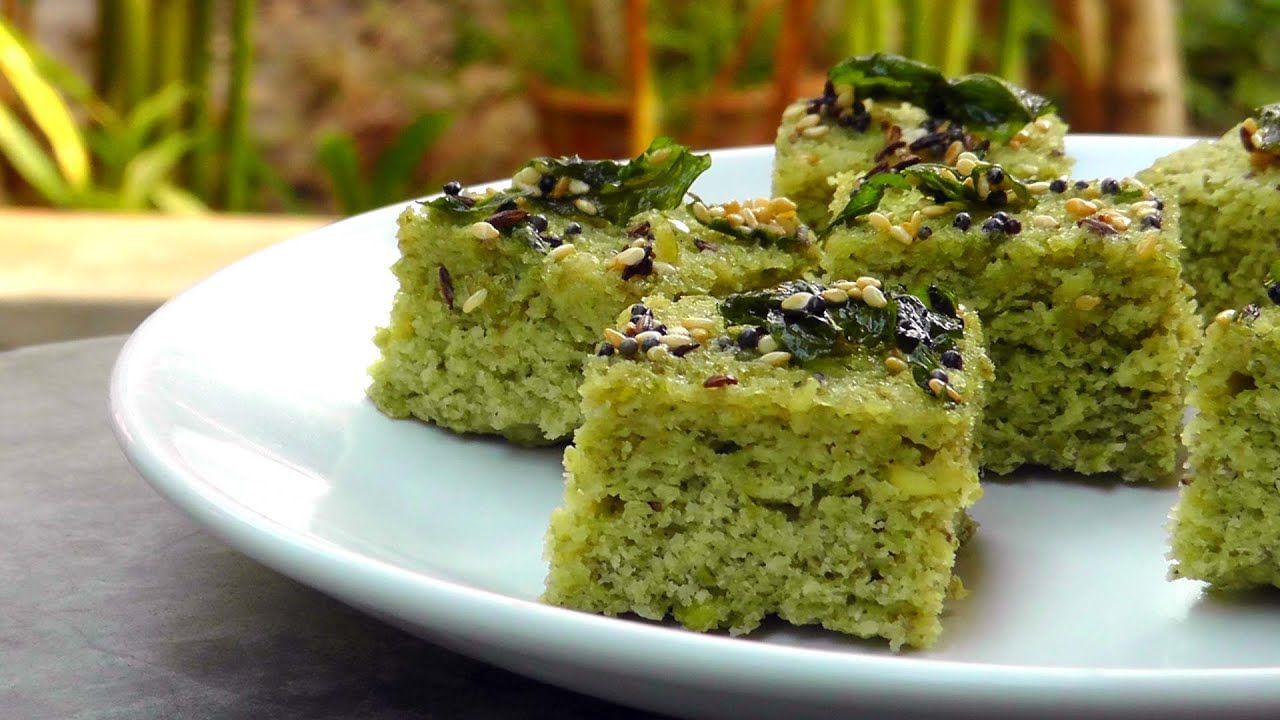 ત્યારબાદ એક પેનમાં તેલ ગરમ કરો. તેમાં રાઈ, કઢી પત્તા અને લીલા મરચાં ઉમેરી ઢોકળા ઉમેરી વઘારી લો. આ હાઈ પ્રોટીન ઢોકળાને ફૂદીનાની ચટણી સાથે ગરમાગરમ પીરસો.