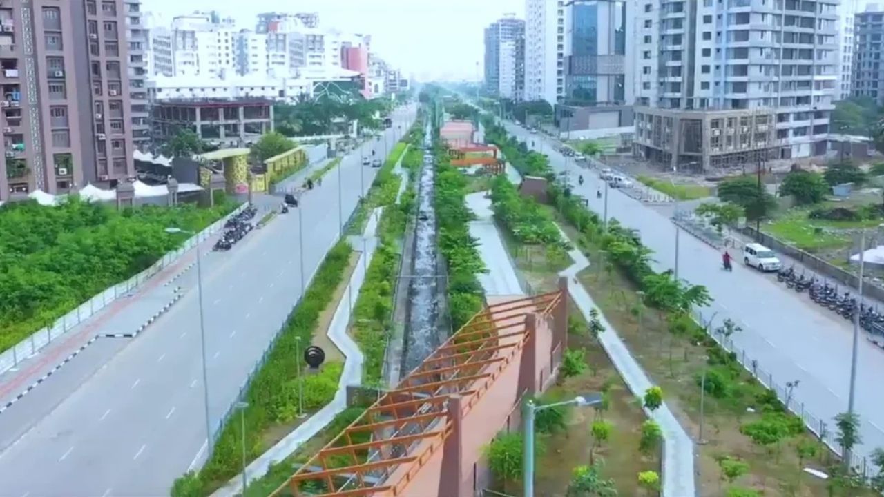 અહીંના ફલેટોના દર ₹4,500 થી ₹6,500 પ્રતિ ચોરસ ફૂટ સુધી જાય છે, જે એને શહેરની સૌથી મોંઘી રેસિડેન્શિયલ એરીયા બનાવે છે.