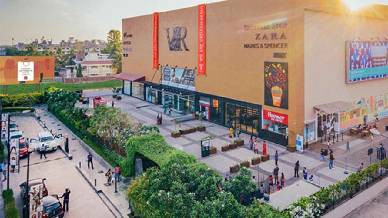 અહીંના રહેવાસીઓને ઉચ્ચ સ્તરની સુવિધાઓ મળે છે. ઈલિટ સ્કૂલ્સ, ઉચ્ચ ગુણવત્તાવાળા હોસ્પિટલ્સ અને VR સુરત જેવા મોલ.