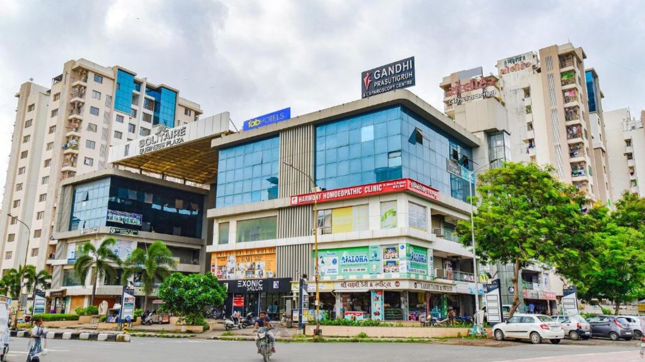 ટૂંકમાં કહીએ તો – ઊંચી કિંમત, શ્રેષ્ઠ સુવિધાઓ અને ભવ્ય ડિઝાઇન સાથે વેસુ સુરતનું સૌથી ધનિક અને એલિટ વિસ્તારોમાંનું એક છે.