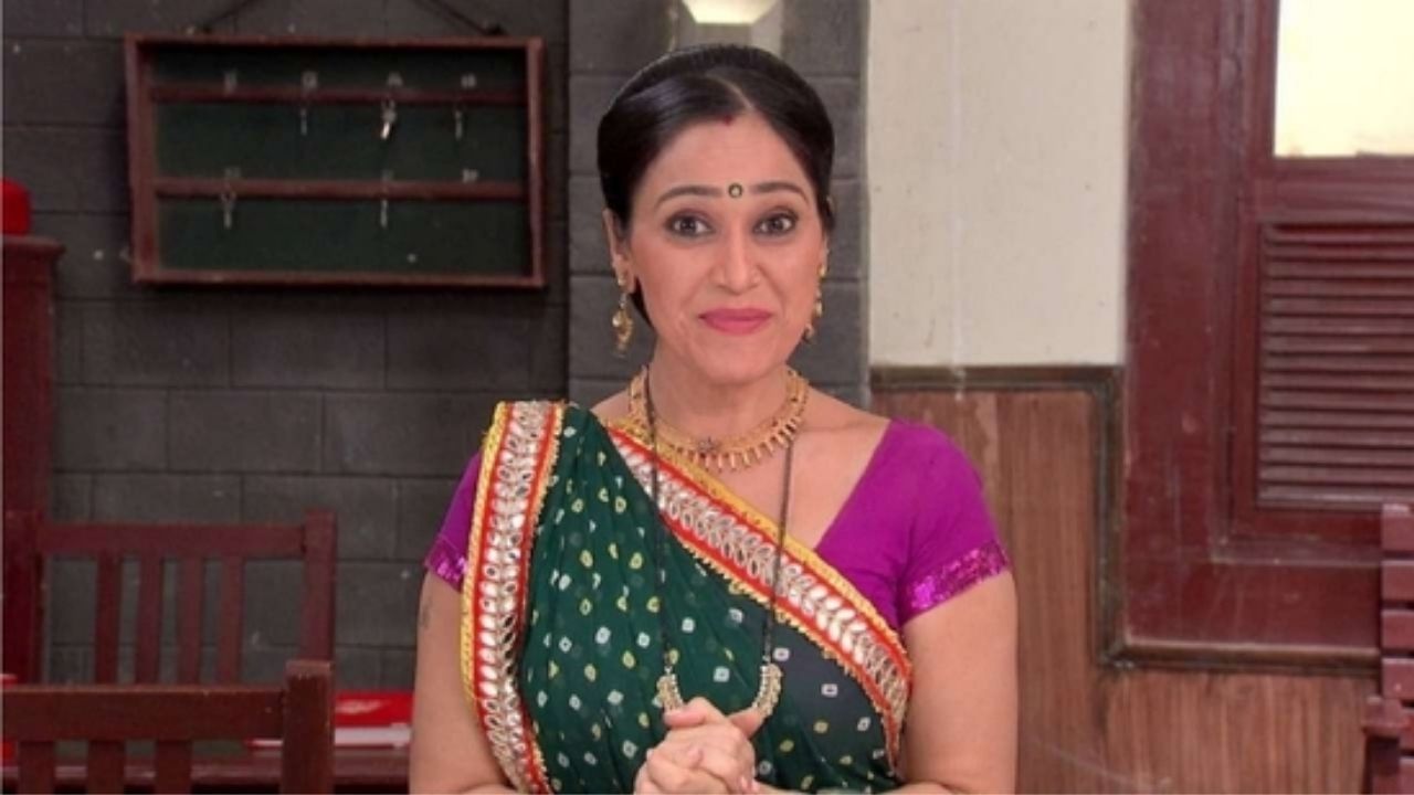  દયાનું પાત્ર ભજવનાર દિશા વકાણી ઘણા એપિસોડથી શોમાં જોવા મળી રહી નથી. પરંતુ તાજેતરના એપિસોડમાં જેઠાલાલ અને બબીતા પર જોવા નથી મળી રહ્યા ત્યારે સૂત્રો પાસેથી માહિતી મળી રહી છે કે બંન્ને કલાકારો શો છોડી રહ્યાં છે. 