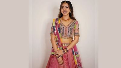 ઝીલ મહેતાનો આ દેશી લુક ક્લાસી લાગે છે. તેણે લહેંગા પહેર્યો છે. મલ્ટી-કલર બ્લાઉઝ ખૂબ જ સારો લાગે છે. ઉપરાંત, તેણે લાઇટ વેઇટ નેકલેસ, મેકઅપ અને સ્ટાઇલિશ બન હેરસ્ટાઇલથી પોતાનો લુક ક્લાસી બનાવ્યો છે. (Credit : jheelmehta_)