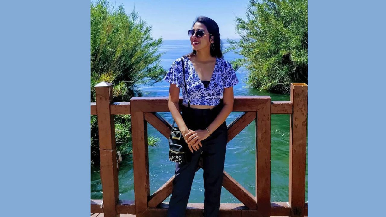 અભિનેત્રીએ ટ્રાઉઝર સાથે પ્રિન્ટેડ ક્રોપ ટોપ પહેર્યો છે. તેણીએ સિમ્પલ હેરસ્ટાઇલ અને મેકઅપ સાથે લુક પણ પૂર્ણ કર્યો છે. તેનો લુક સિમ્પલ અને સોબર લાગે છે. પ્રિન્ટેડ ક્રોપ ટોપની ડિઝાઇન ખૂબ જ સારી છે.