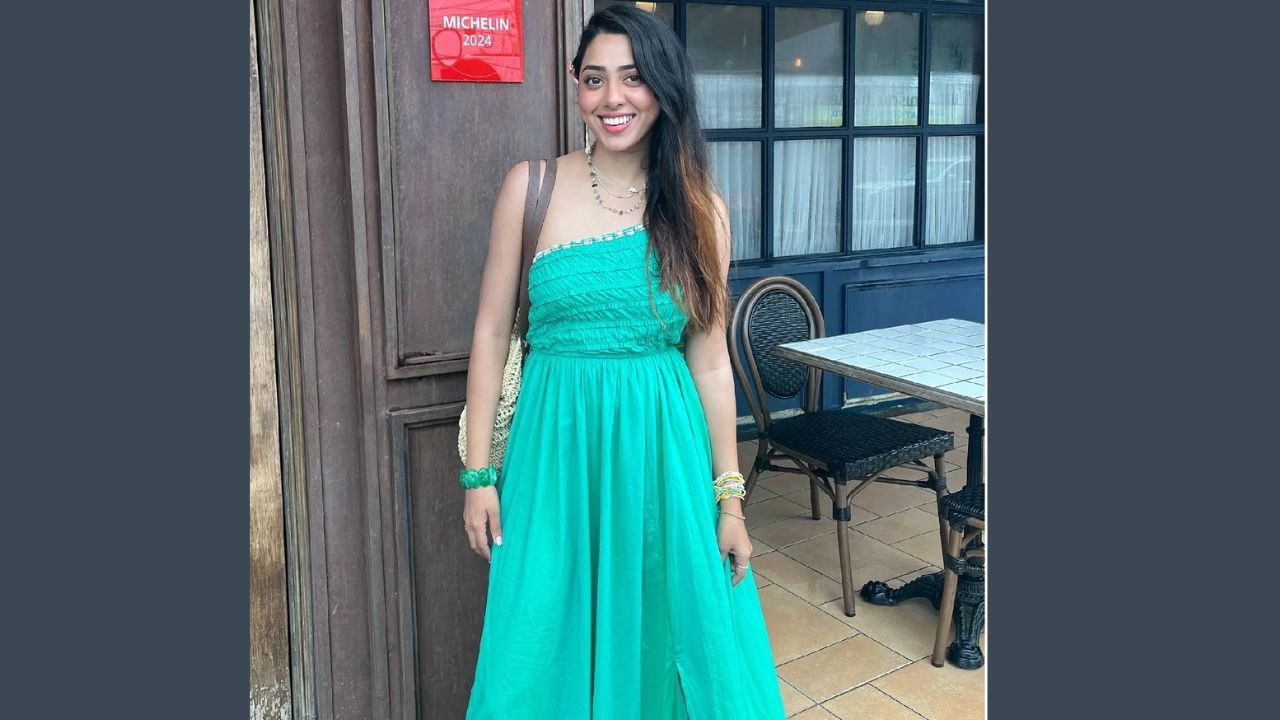 અભિનેત્રીએ એ-લાઇન સ્ટાઇલનો વન સાઈડ ઓફ-શોલ્ડર મેક્સી ડ્રેસ પહેર્યો છે. ઉપરાંત, લાઇટ વેઇટ એસેસરીઝ અને મેકઅપથી લુક સ્ટાઇલિશ બનાવવામાં આવ્યો છે. આ સ્ટાઇલનો ડ્રેસ પાર્ટી અને આઉટિંગ બંને માટે શ્રેષ્ઠ છે.