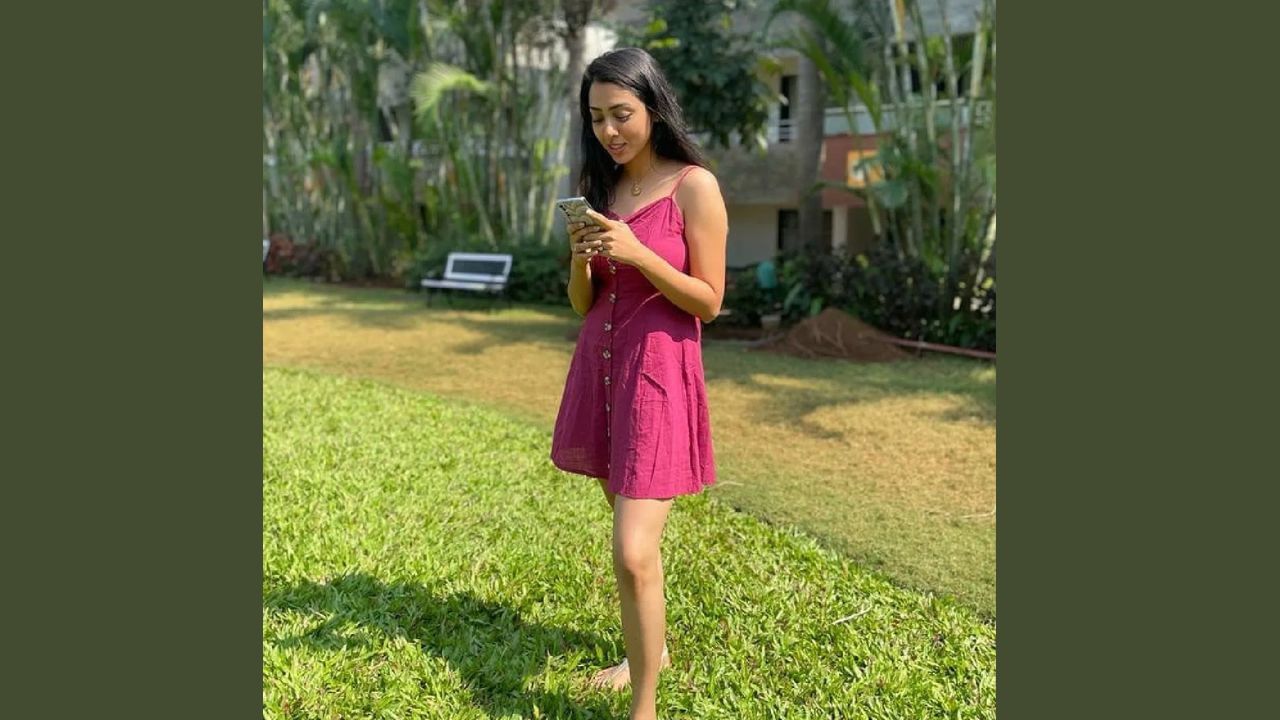 અભિનેત્રીએ ગુલાબી રંગમાં સ્ટ્રેપ સ્ટાઇલ મિડી ડ્રેસ પહેર્યો છે. તેનો લુક સિમ્પલ અને સોબર લાગે છે. આટલો સિમ્પલ ડ્રેસ ઉનાળા માટે પરફેક્ટ છે. ઉપરાંત, તેણે ખુલ્લા વાળથી પોતાનો લુક પૂર્ણ કર્યો છે.