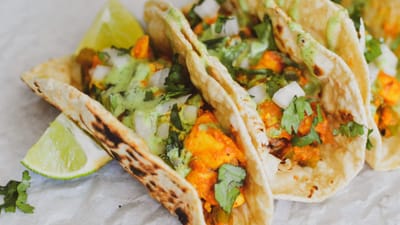 વધેલી રોટલીમાંથી ટાકોઝ બનાવવા માટે વધેલી રોટલી, બાફેલા બટાકા, ડુંગળી, શિમલા મરચું, ગાજર, સ્વીર્ટ કોર્ન,બટર, શેઝવાન ચટણી, લીલુ મરચું સહિતની સામગ્રીની જરુર પડશે. 