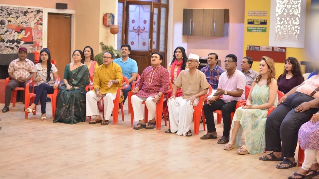 શોના કલાકારો વિશે વાત કરીએ તો, આ શોમાં દયાબેનની મુખ્ય ભૂમિકા દિશા વાકાણીએ ભજવી હતી. હવે નિર્માતાઓ ફરીથી આ ભૂમિકા અંગે તેમની સાથે વાતચીત કરી રહ્યા છે.