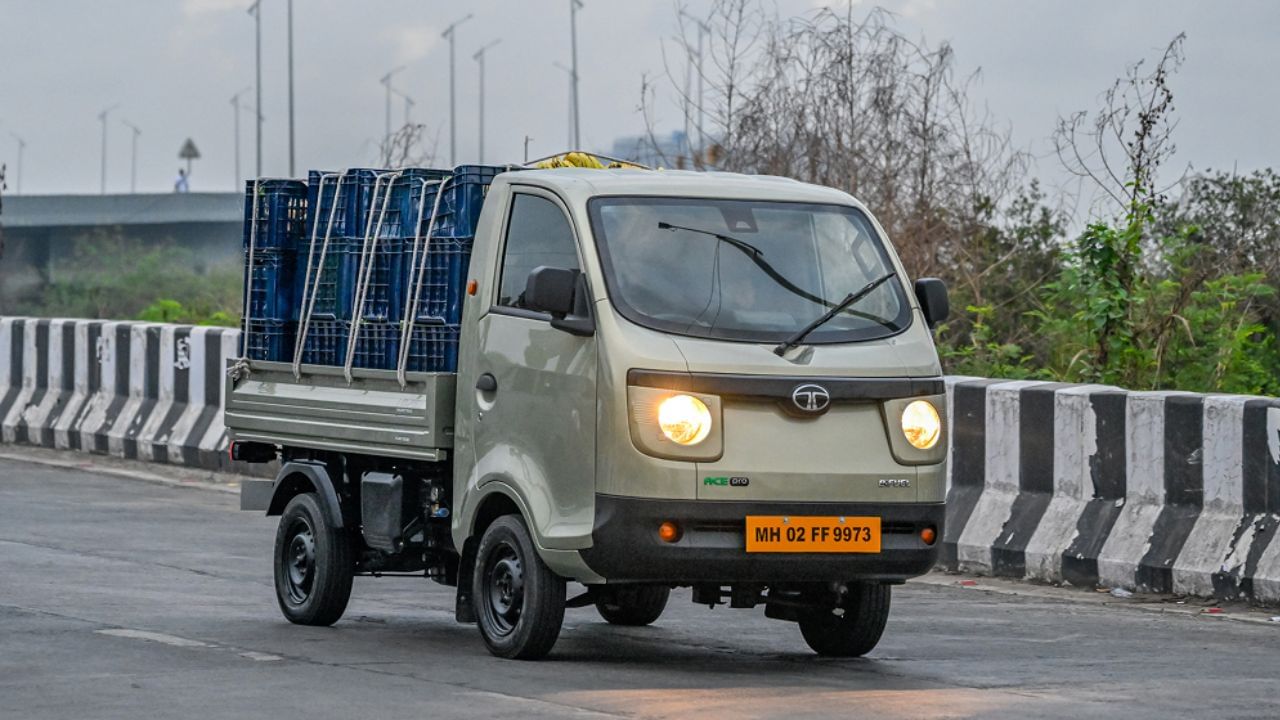 ટાટા મોટર્સે ભારતીય બજારમાં મીની ટ્રક સેગમેન્ટમાં Tata Ace Pro લોન્ચ કર્યો છે. આ મીની ટ્રકને સૌથી સસ્તા મીની ટ્રક તરીકે વર્ણવામાં આવ્યો છે.
