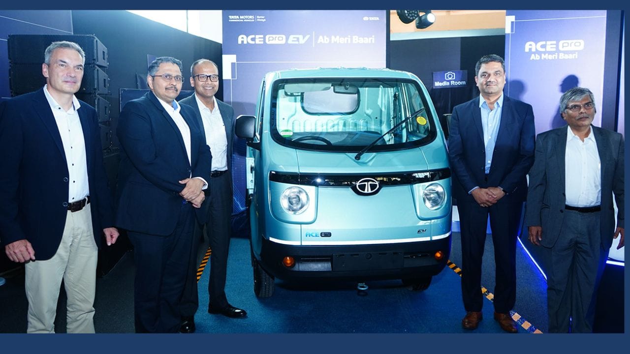 ભારતીય બજારમાં કોમર્શિયલ વાહનો વેચતી અગ્રણી વાહન ઉત્પાદક ટાટા મોટર્સ ઘણા સેગમેન્ટમાં વાહનો ઓફર કરે છે. ઉત્પાદકે તાજેતરમાં બજારમાં ટાટા Ace Pro લોન્ચ કર્યું છે. તેમાં કયા પ્રકારની સુવિધાઓ અને ટેકનોલોજી આપવામાં આવી છે. ત્યારે તેની કિંમત અને ફીચર વિશે ચાલો જાણીએ 