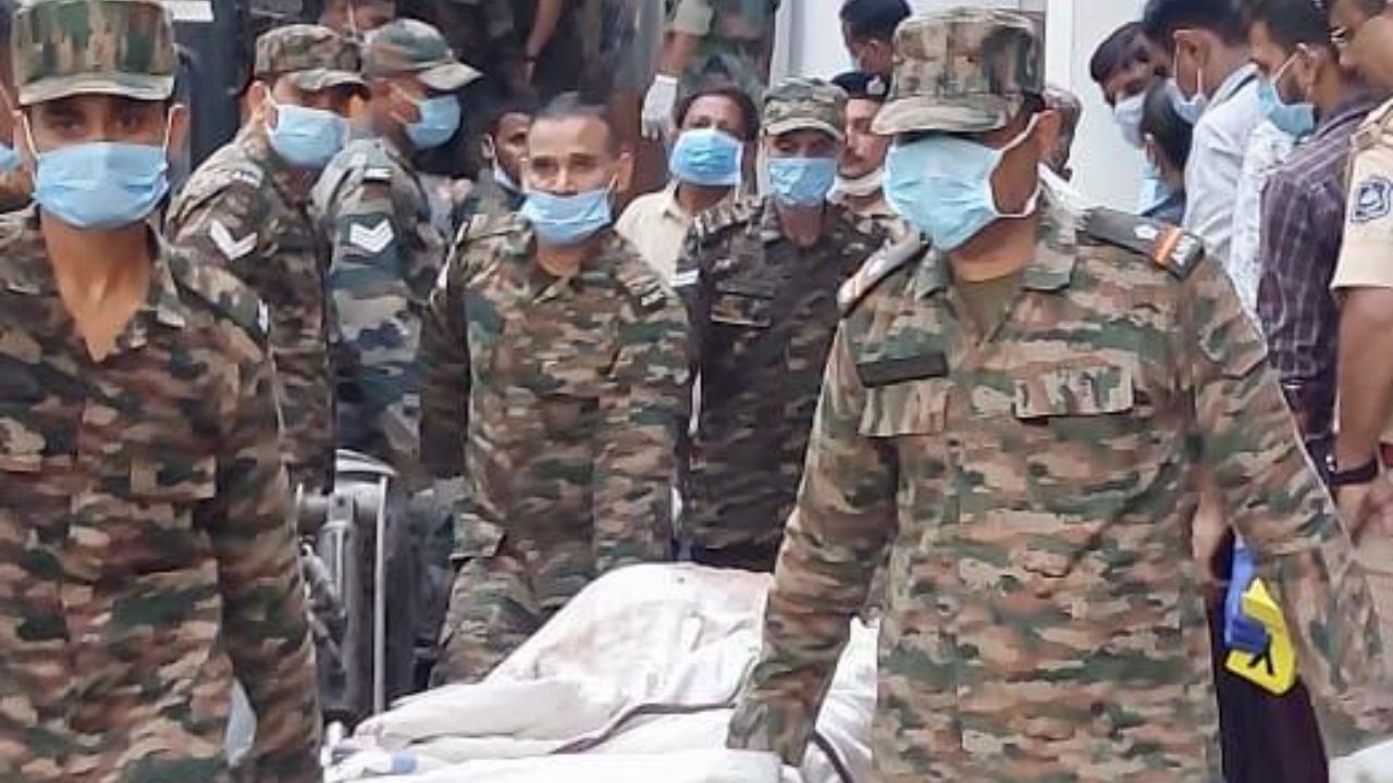 આ સમયગાળામાં સ્પષ્ટ અને સંવેદનશીલ સંચાર જરૂરી છે, તે માટે સ્વયંસેવકો સ્થાનિક ભાષાઓમાં પણ સંવાદ કરી રહ્યાં છે. આને સાથે, અમદાવાદમાં તાલીમપ્રાપ્ત ડોક્ટરો અને મનોવિજ્ઞાનીઓની ટીમ દ્વારા માનસિક આરોગ્ય માટે કાઉન્સેલિંગ આપવામાં આવી રહી છે, જયારે નર્સ અને ફાર્માસિસ્ટ સહિતની મેડિકલ ટીમ શારીરિક તકલીફો અને સારવારના મુદ્દાઓ સંભાળી રહી છે. 12 જૂનથી શરૂ થયેલા બે ટોલ-ફ્રી હેલ્પલાઇન નંબર આજે પણ ભારતીય અને આંતરરાષ્ટ્રીય પરિવારો માટે માહિતી અને સહાય પૂરી પાડી રહ્યા છે. અંતે, જેમ અમારી ચેરમેનએ કહ્યું છે તેમ – હવે આ પરિવારો ‘ટાટા પરિવાર’નો ભાગ છે. અમદાવાદમાં કાર્ય પૂર્ણ થયા બાદ પણ એર ઈન્ડિયા અને ટાટા સન્સ અસરગ્રસ્તો માટે સતત અને અખંડ સહયોગ આપતા રહેશે, જેથી તેઓ આ વિપત્તિથી બહાર આવી શકે.