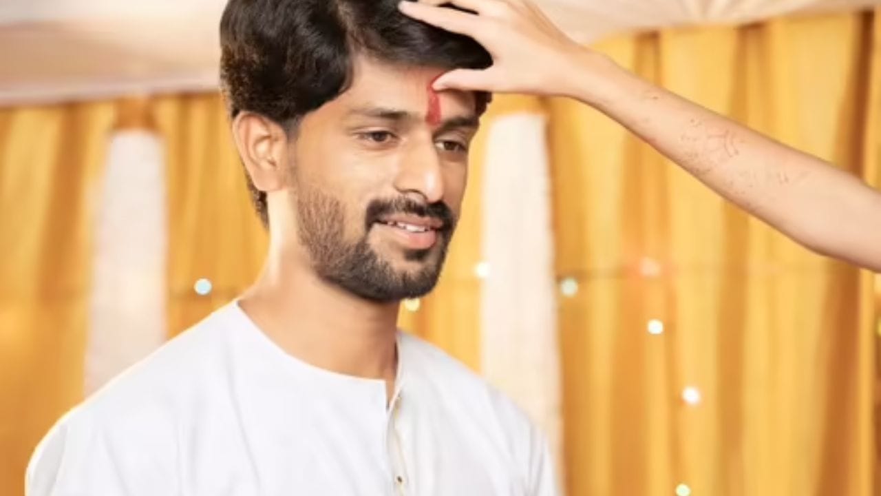 અંગૂઠાથી તિલક કરો: અંગૂઠો શુક્ર ગ્રહ સાથે સંબંધિત છે અને શુક્રને ખ્યાતિ અને સંપત્તિનો કારક માનવામાં આવે છે. દશેરા અને રક્ષાબંધન જેવા તહેવારો પર બહેનો તેમના ભાઈઓને વિજયની શુભેચ્છા પાઠવીને અંગૂઠાથી તિલક કરે છે. પહેલા પણ જ્યારે રાજાઓ યુદ્ધમાં જતા હતા, ત્યારે રાણીઓ પોતાના અંગૂઠા વડે રાજાના કપાળ પર વિજય તિલક લગાવતી હતી. કોઈના માટે શુભકામનાઓ પાઠવવા માટે વ્યક્તિએ અનામિકા આંગળી વડે ટપકું લગાવવું જોઈએ અને અંગૂઠા વડે તિલક કરવું જોઈએ. અતિથિને પણ આ આંગળીથી તિલક લગાવી શકાય.