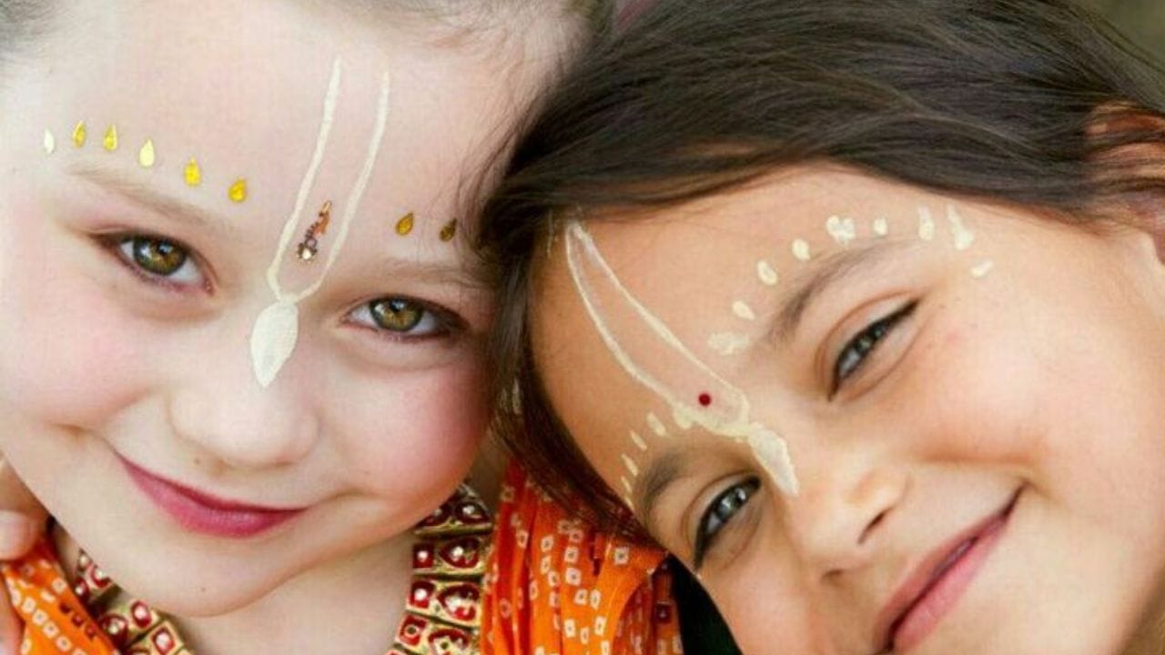 જીવનમાંથી નકારાત્મક ઉર્જા દૂર થાય છે. આનાથી મનમાં સારા વિચારો આવે છે અને આપણે કોઈપણ કાર્ય કરવાની ક્ષમતા અનેકગણી વધારી શકીએ છીએ. માન્યતા અનુસાર, કપાળ પર તિલક લગાવવાથી આજ્ઞા ચક્ર જાગૃત થાય છે અને સારું સ્વાસ્થ્ય જળવાઈ રહે છે. સ્કંદ પુરાણમાં કહેવામાં આવ્યું છે કે અલગ અલગ આંગળીઓથી તિલક લગાવવાથી અલગ અલગ પરિણામ મળે છે.