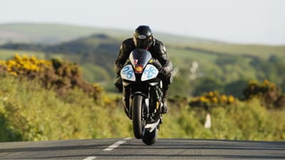 બાઇક રાઈડિંગની વાત આવે તો લોકો લેહ-લદ્દાખ જવાનું સૌથી વધુ પસંદ કરે છે. આ ઉપરાંત, જયપુર-જૈસલમેર, બેંગ્લોર, દાર્જિલિંગ-સિક્કિમ, તવાંગ જેવા સ્થળો પણ બાઇક યાત્રા માટે ખૂબ જ લોકપ્રિય છે. પરંતુ ચોમાસાની ઋતુમાં ગુજરાત પણ બાઈક રાઈડિંગ માટે બેસ્ટ પ્લેસ છે.