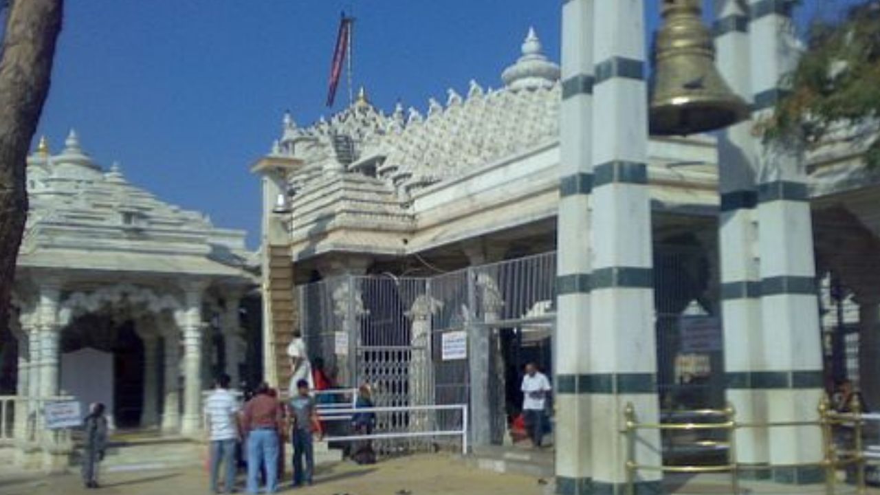 મહુડી જૈન મંદિર, કે મહુડી જૈન તીર્થ અથવા મહુડી દેરાસર, ગુજરાતના ગાંધીનગર જિલ્લાના માણસા તાલુકામાં મહુડી શહેરમાં આવેલું એક મંદિર છે. અહીં ભક્તો સુખડી અપર્ણ કરે છે. અર્પણ કર્યા પછી તે મંદિરના સંકુલમાં ભક્તો દ્વારા ખાવામાં આવે છે. પરંપરા સંકુલની બહાર સુખડી બહાર લઈ જવા માટે મનાઇ ફરમાવે છે