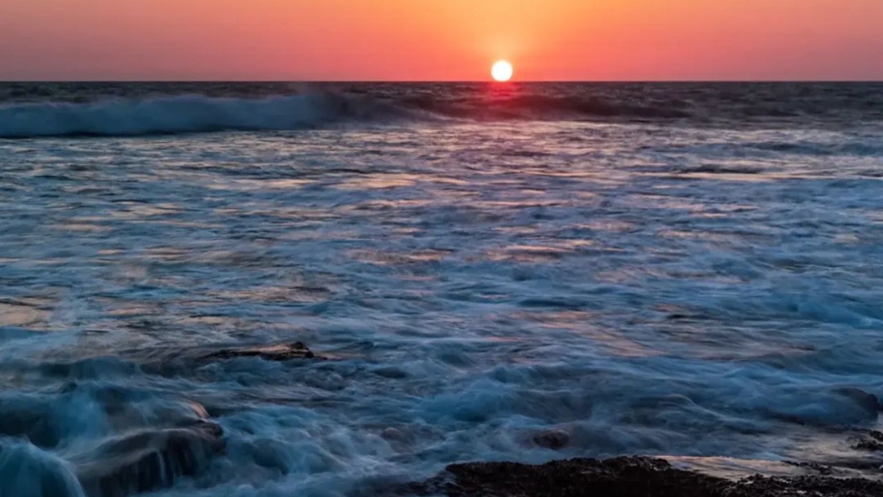 સુરત ગુજરાતનું એક મુખ્ય શહેર છે. આ શહેરની આસપાસ ઘણી બધી અદ્ભુત અને સુંદર જગ્યાઓ છે, જ્યાં તમે વીકએન્ડમાં ફરવા જવાનો પ્લાન બનાવી શકો છો. હાલમાં સુરતનો હીરા ઉદ્યોગ વિશ્વભરમાં જાણીતો છે.સુરત અને આસપાસના કેટલાક ઐતિહાસિક સ્મારકો છે.સુરત શહેરથી 16 કિમી દૂર ડુમસ, એક બીચ છે. એક વધુ સુંદર બીચ હજીરા છે જે શહેરથી 28 કિ.મી દૂર છે. 