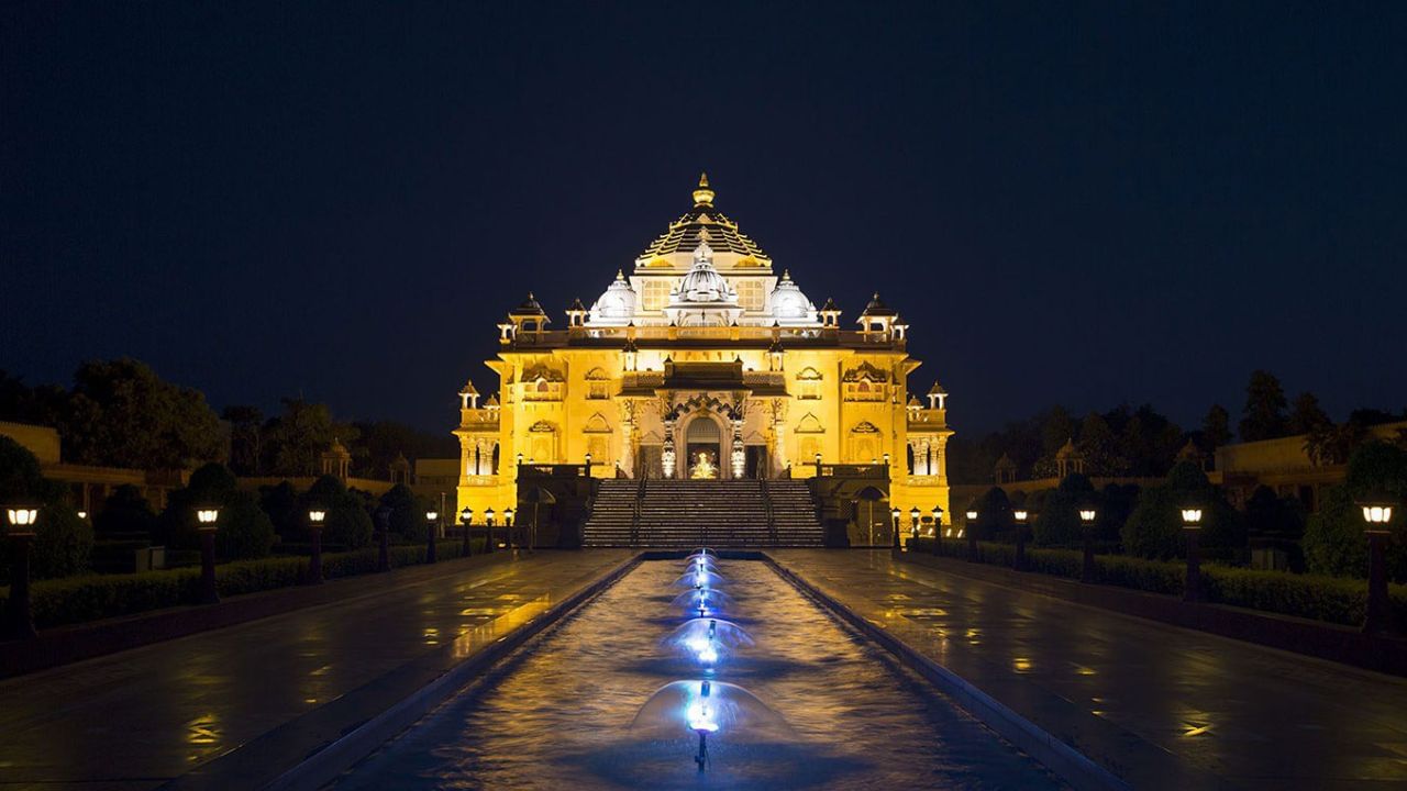 અક્ષરધામ એ ગુજરાત રાજ્યના સૌથી મોટા મંદિરોમાંનું એક છે. 2 નવેમ્બર, 1992 ના રોજ અક્ષરધામનું ઉદઘાટન થયું હતું. ગુજરાતની મુલાકાત લેનારા પ્રવાસીઓમાં આ મંદિર ખુબ લોકપ્રિય છે. તેમાં પણ રાત્રે થતાં લાઈટિંગ કાર્યક્રમને જોવા માટે પ્રવાસીઓ ખુબ જાય છે.